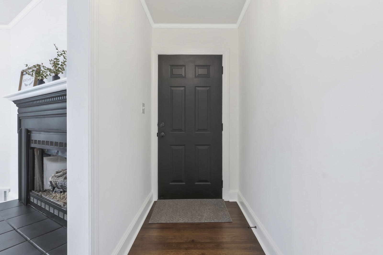 703 E Mills Dr — exterior