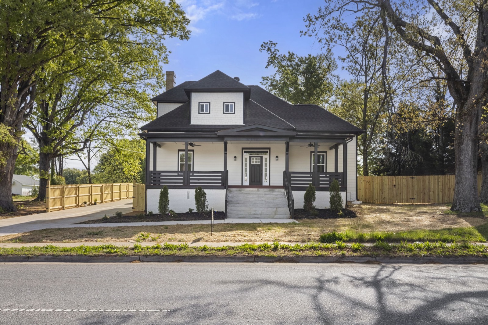 918 N New Hope Rd — exterior